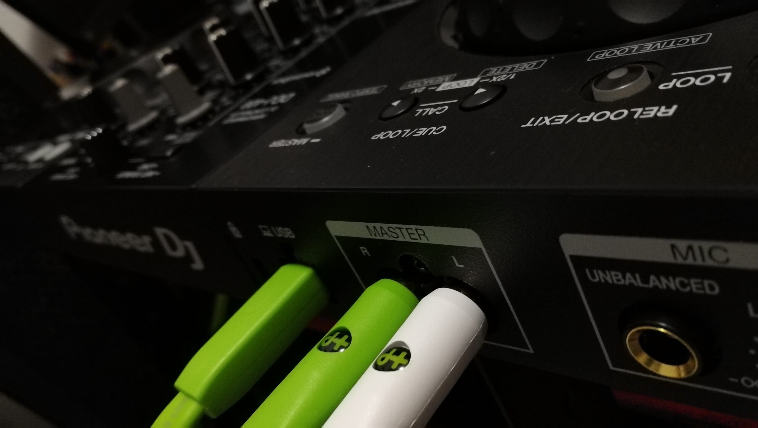 Cables audio para DJ Oyaide Neo, RCA y USB en controladore DDJ-400 de Pioneer DJ