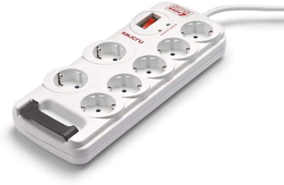 Regleta de 7 tomas eléctrica blanca, Salicru, sobre fondo blanco. Regletas para proteger tus equipos electrónicos.