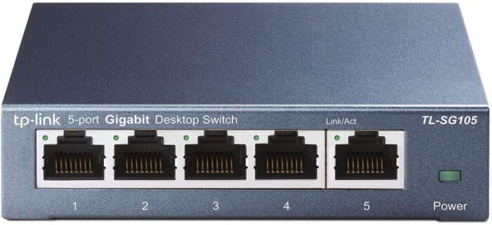 Switch de 5 pertos con inscripciones de texo con la marca, Gigabit y el modelo. Azul metálico con el fondo blanco.