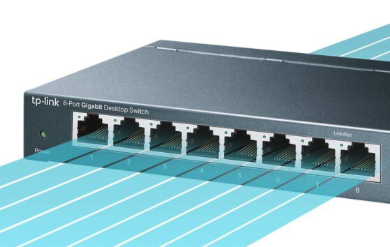 Switch de 8 puertos TP-Link Azul metálico sobre fondo blanco.