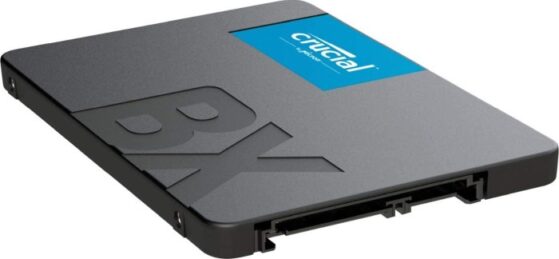 SSD negro con la marca Crucial y las siglas BX en él.